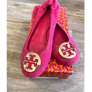 Tory Burch - Ballet Flats - Carnation Red / Gold (HOT PINk)